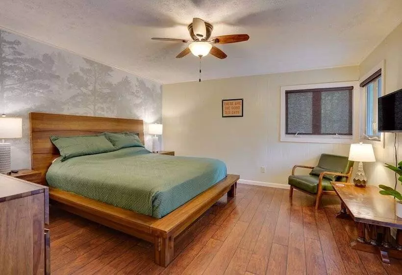 Lakefront Cadiz Home W/ Hot Tub!