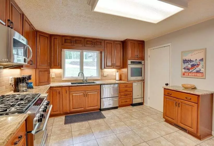 Lakefront Cadiz Home W/ Hot Tub!