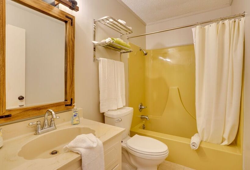 Lakefront Cadiz Home W/ Hot Tub!