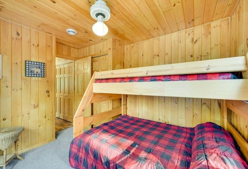 Lakefront Wisconsin Home   Deck, Fire Pit & Kayaks