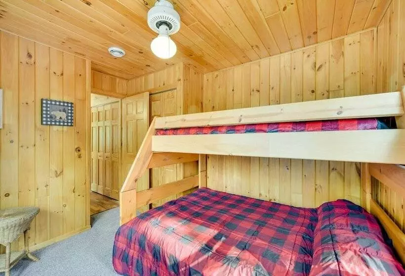 Lakefront Wisconsin Home   Deck, Fire Pit & Kayaks