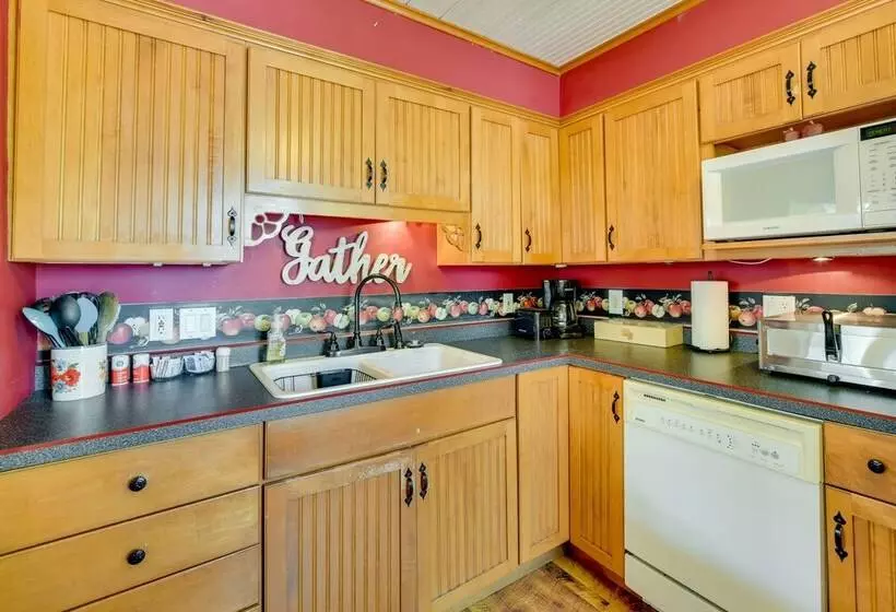 Lakefront Wisconsin Home   Deck, Fire Pit & Kayaks