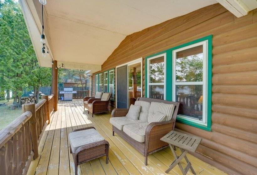 Lakefront Wisconsin Home   Deck, Fire Pit & Kayaks