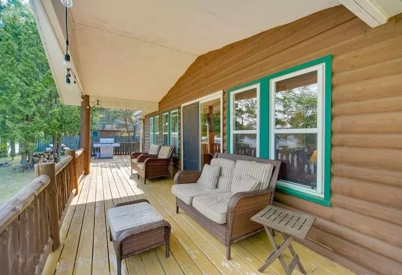 Lakefront Wisconsin Home   Deck, Fire Pit & Kayaks