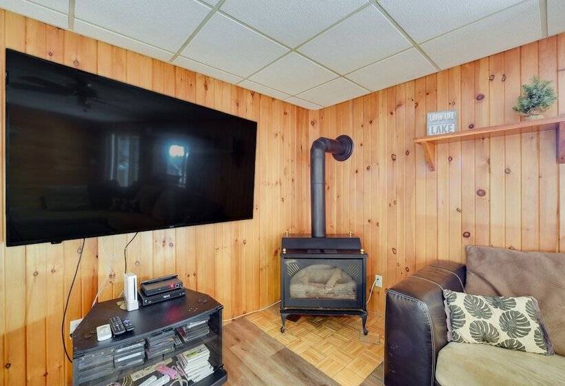 Lakefront Wisconsin Home   Deck, Fire Pit & Kayaks