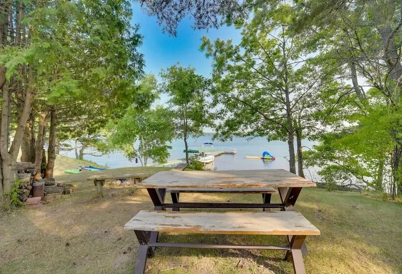 Lakefront Wisconsin Home   Deck, Fire Pit & Kayaks
