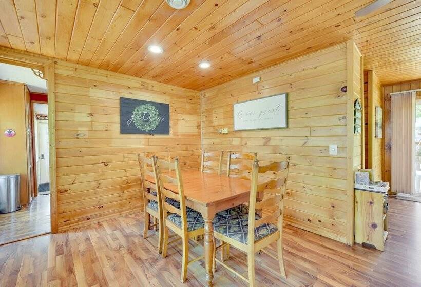 Lakefront Wisconsin Home   Deck, Fire Pit & Kayaks