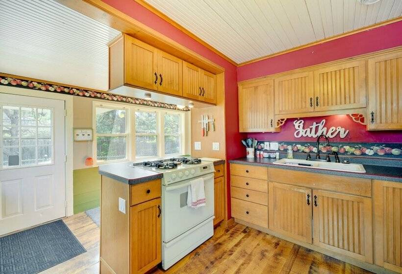 Lakefront Wisconsin Home   Deck, Fire Pit & Kayaks