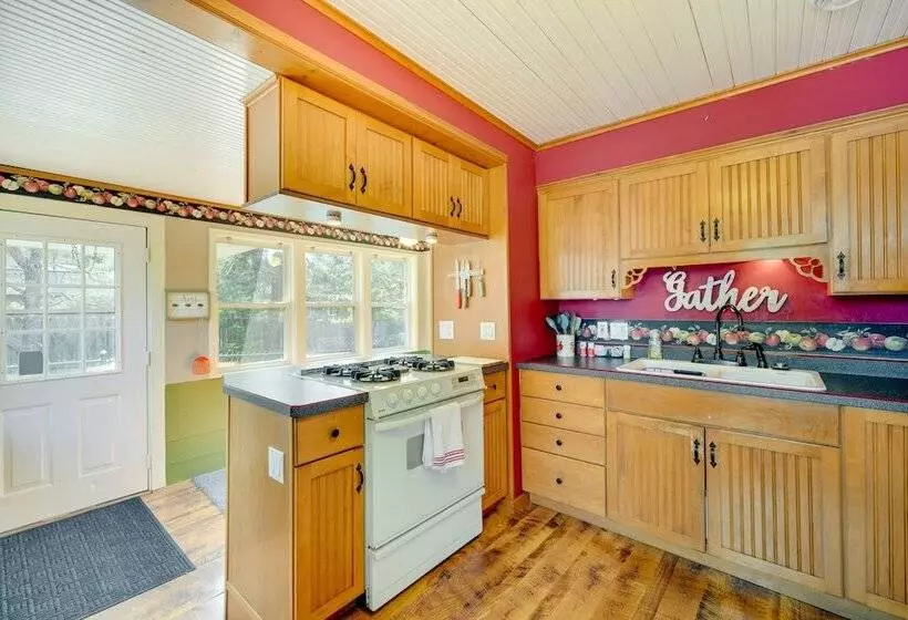 Lakefront Wisconsin Home   Deck, Fire Pit & Kayaks