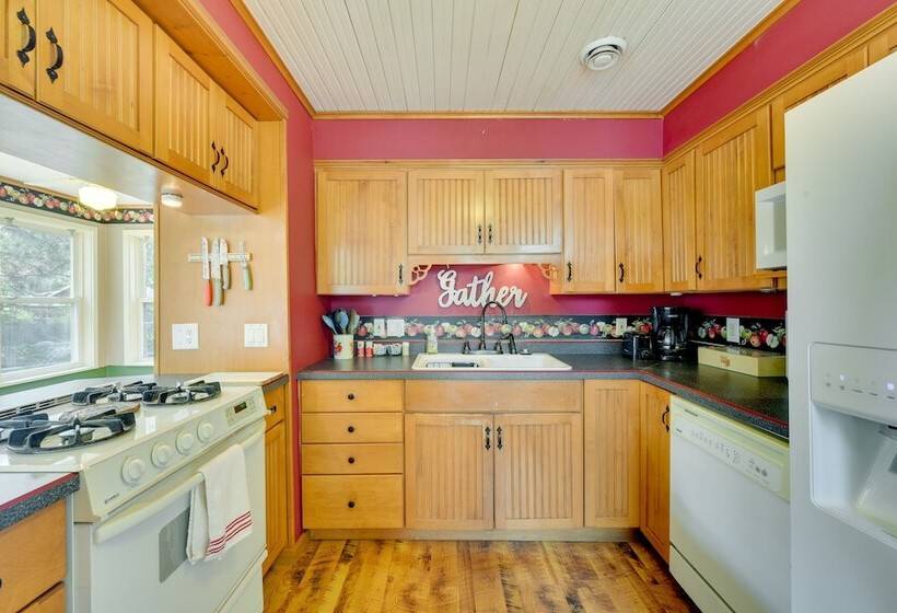 Lakefront Wisconsin Home   Deck, Fire Pit & Kayaks