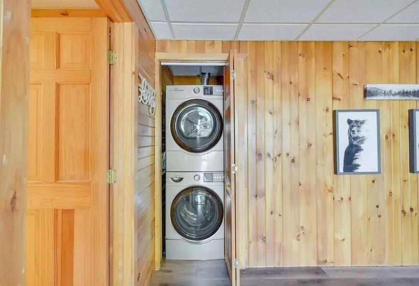 Lakefront Wisconsin Home   Deck, Fire Pit & Kayaks