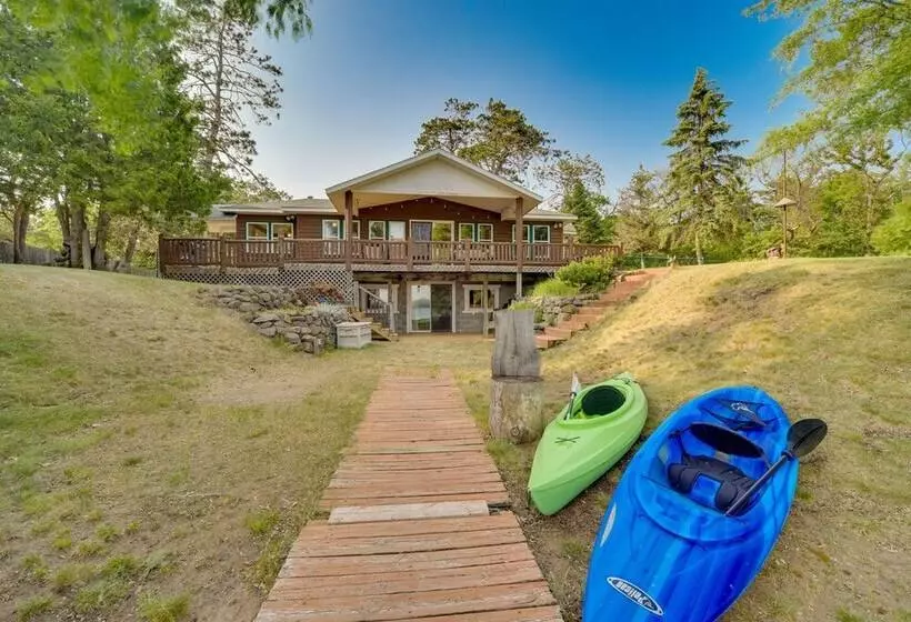 Lakefront Wisconsin Home   Deck, Fire Pit & Kayaks