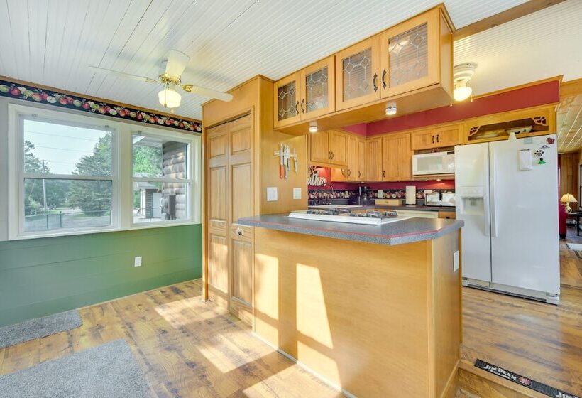 Lakefront Wisconsin Home   Deck, Fire Pit & Kayaks