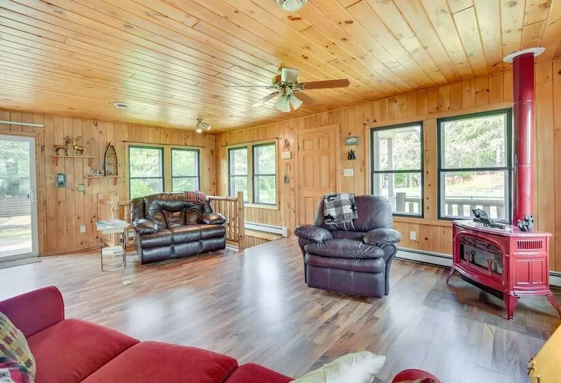 Lakefront Wisconsin Home   Deck, Fire Pit & Kayaks