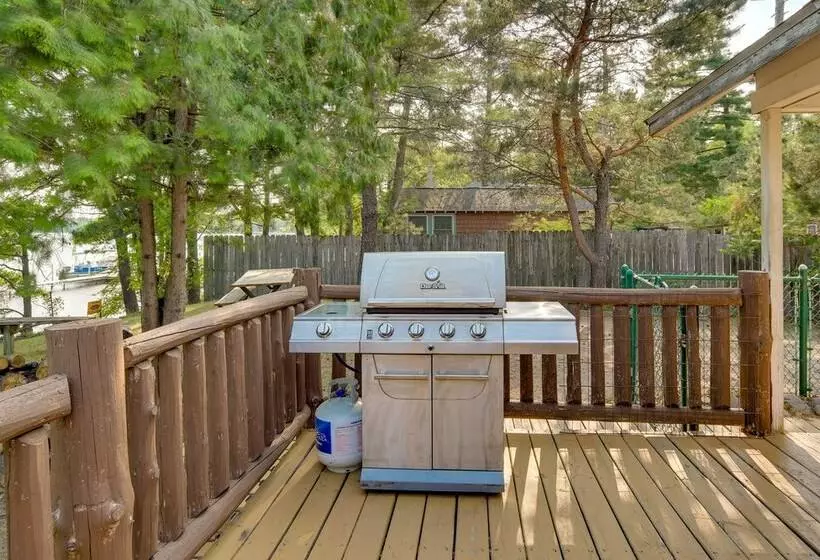 Lakefront Wisconsin Home   Deck, Fire Pit & Kayaks