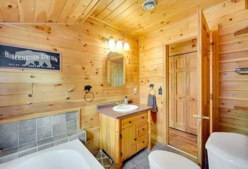 Lakefront Wisconsin Home   Deck, Fire Pit & Kayaks