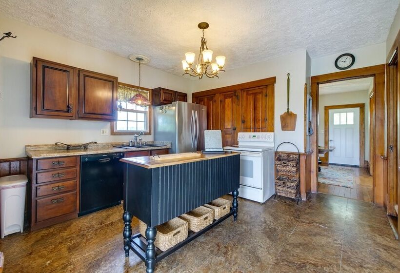 Countryside Home In Wooster W/ Patio & Fire Pit