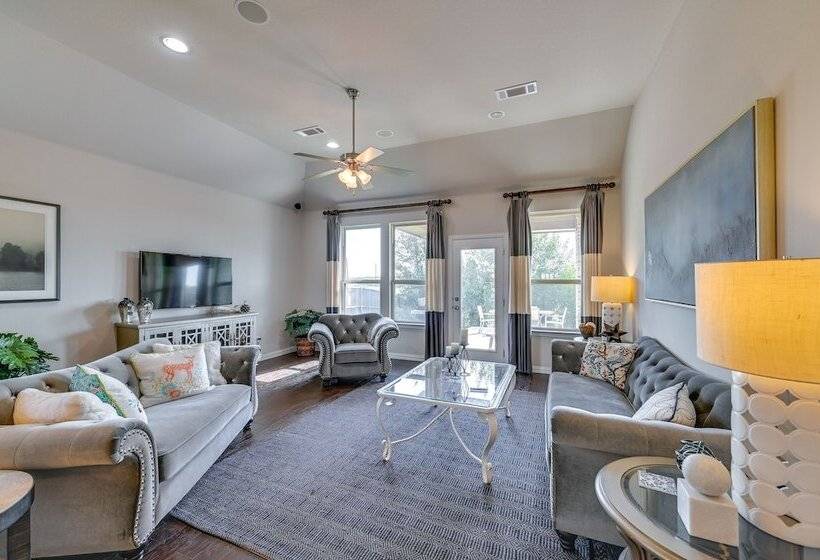 9 Mi To Frisco Square: Stylish Home W/ Backyard
