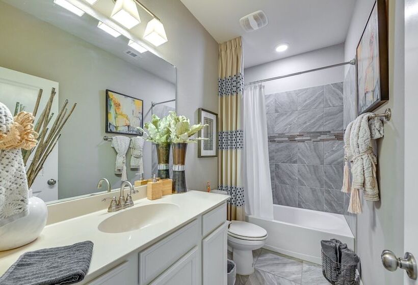 9 Mi To Frisco Square: Stylish Home W/ Backyard