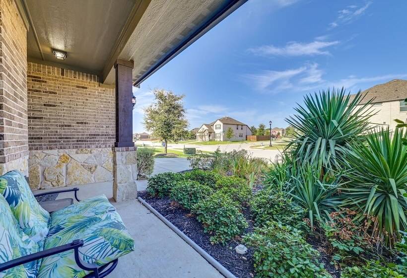9 Mi To Frisco Square: Stylish Home W/ Backyard