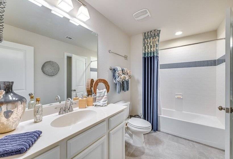 9 Mi To Frisco Square: Stylish Home W/ Backyard