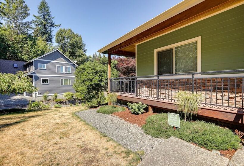Modern Bellingham Retreat Near Galbraith Mountain!