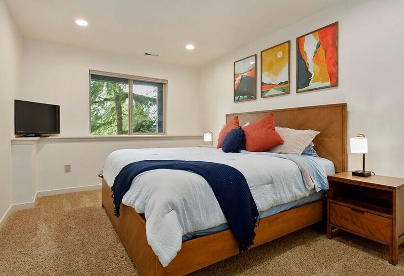 Modern Bellingham Retreat Near Galbraith Mountain!