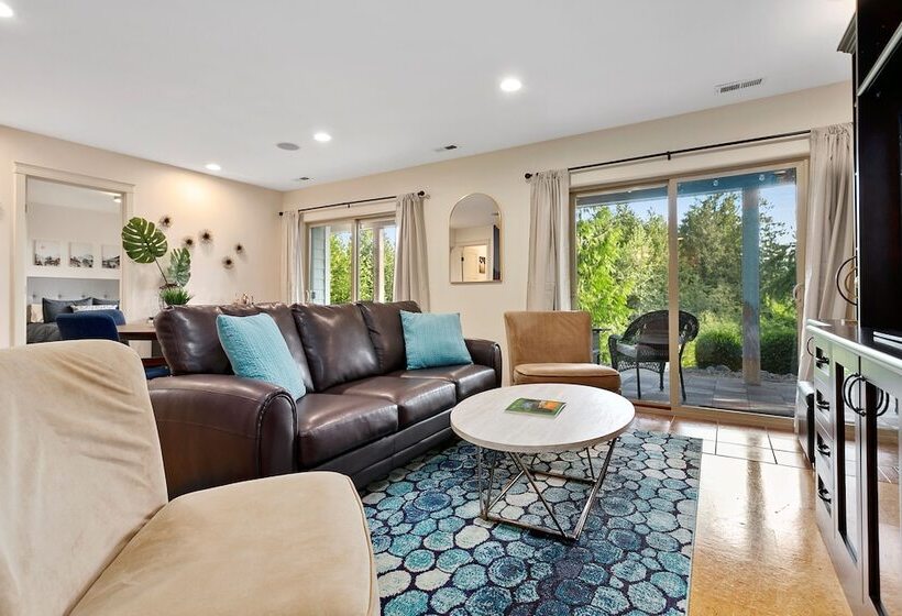 Modern Bellingham Retreat Near Galbraith Mountain!