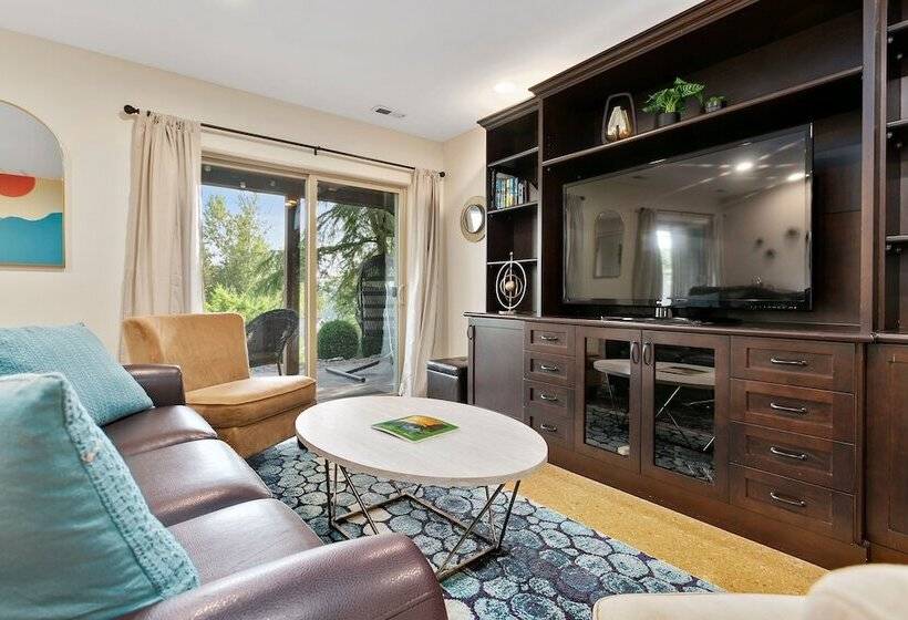 Modern Bellingham Retreat Near Galbraith Mountain!