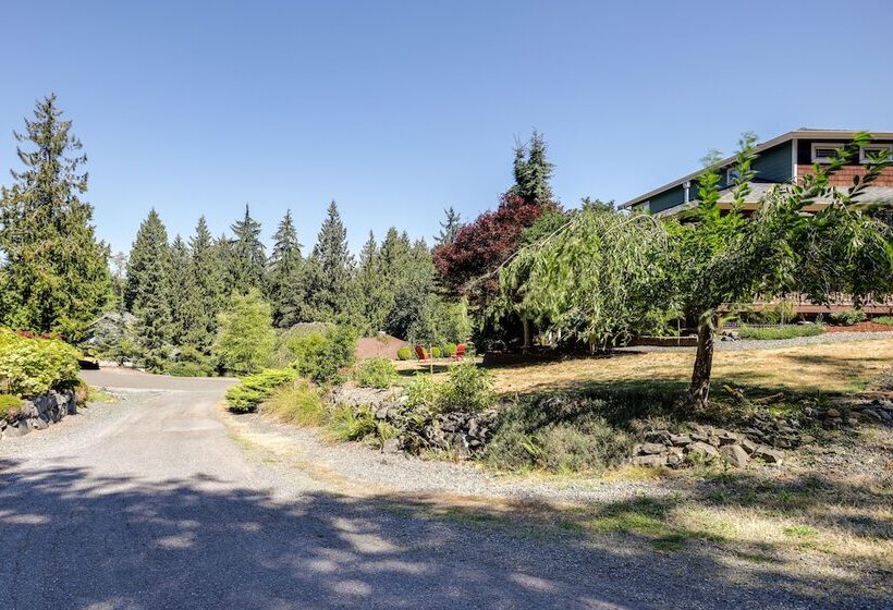 Modern Bellingham Retreat Near Galbraith Mountain!