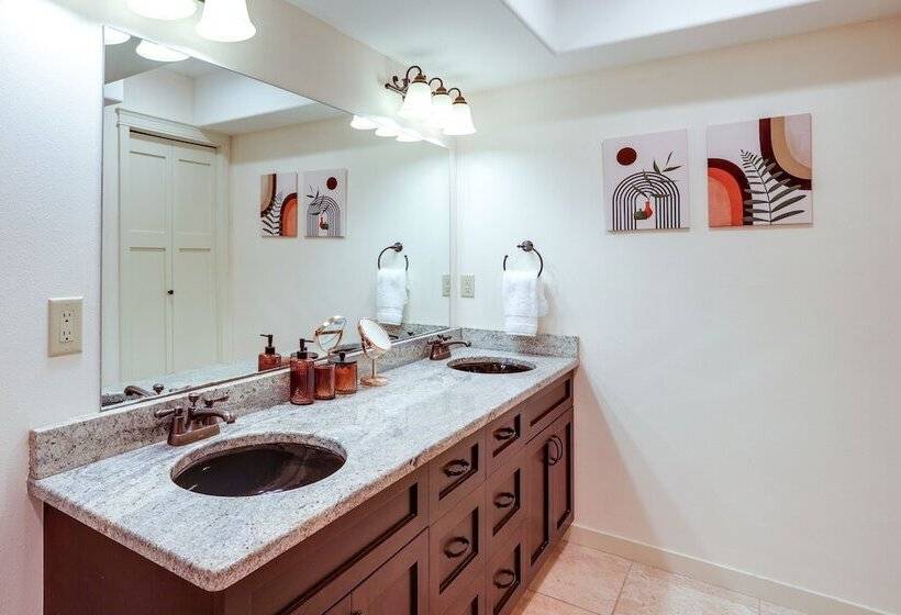 Modern Bellingham Retreat Near Galbraith Mountain!