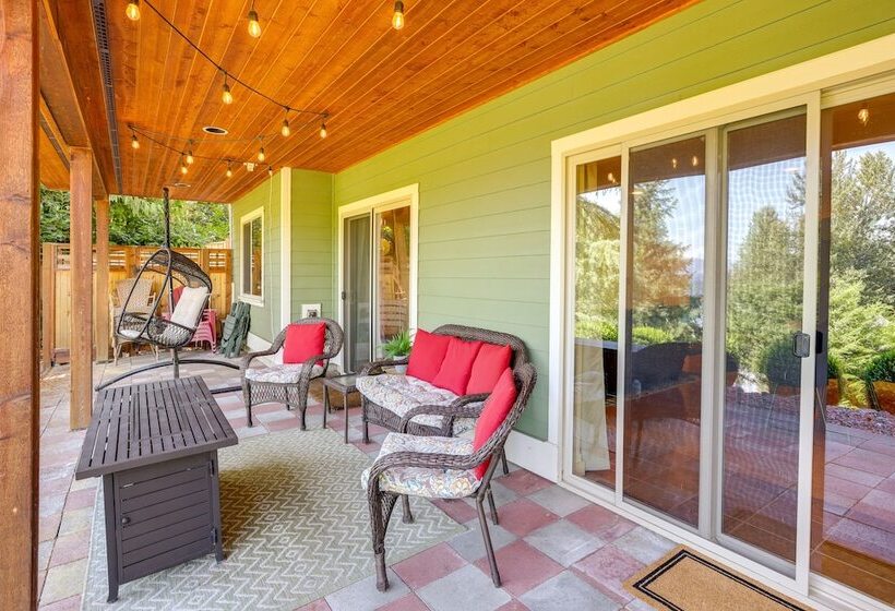 Modern Bellingham Retreat Near Galbraith Mountain!