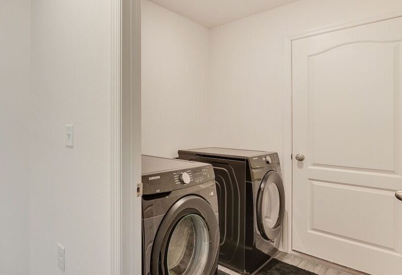 Modern Poinciana Retreat: 27 Mi To Disney World!