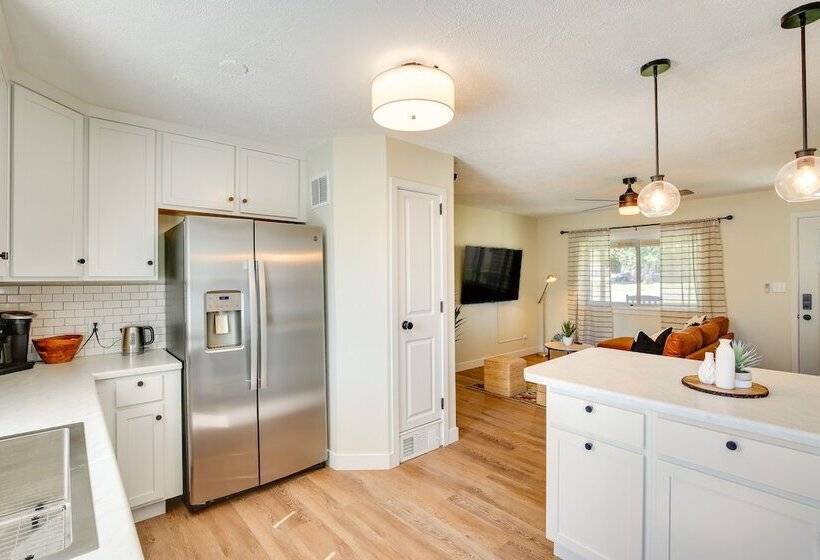 Modern Rapid City Home ~ 3 Mi To Dinosaur Park!