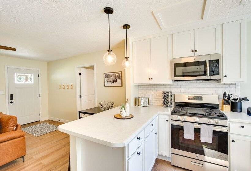 Modern Rapid City Home ~ 3 Mi To Dinosaur Park!