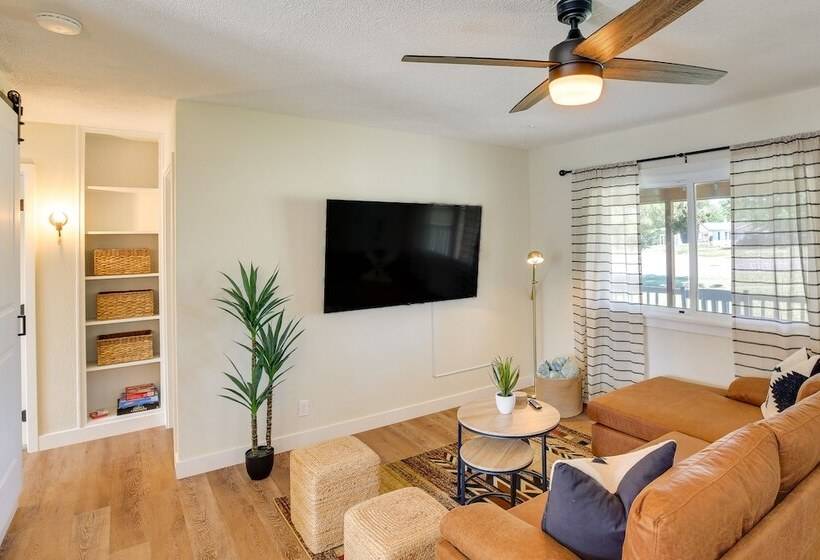 Modern Rapid City Home ~ 3 Mi To Dinosaur Park!