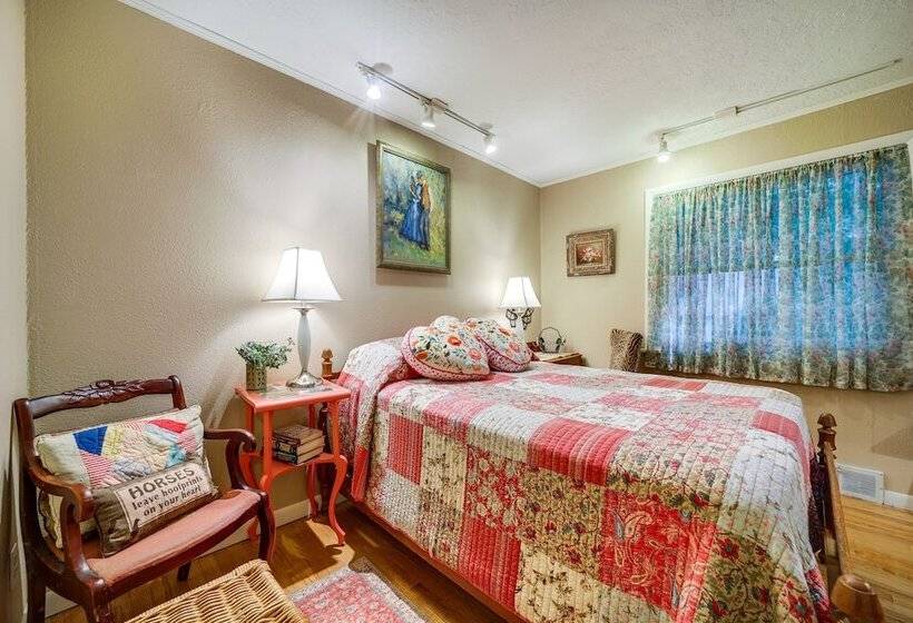 Fire Pit & Mtn Views: North Carolina Abode!