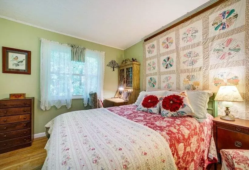 Fire Pit & Mtn Views: North Carolina Abode!