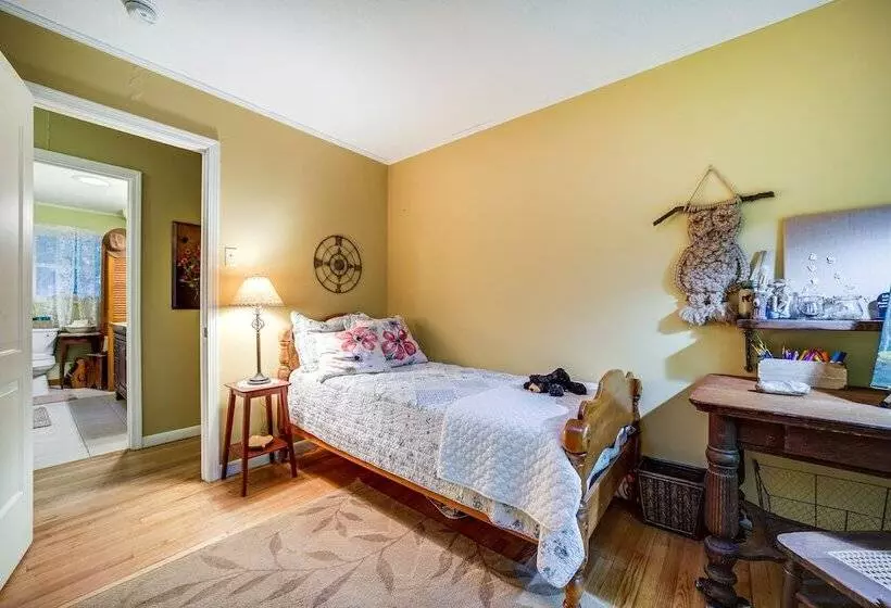 Fire Pit & Mtn Views: North Carolina Abode!