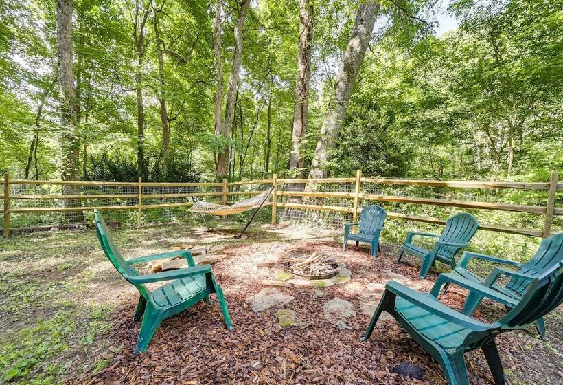 Fire Pit & Mtn Views: North Carolina Abode!