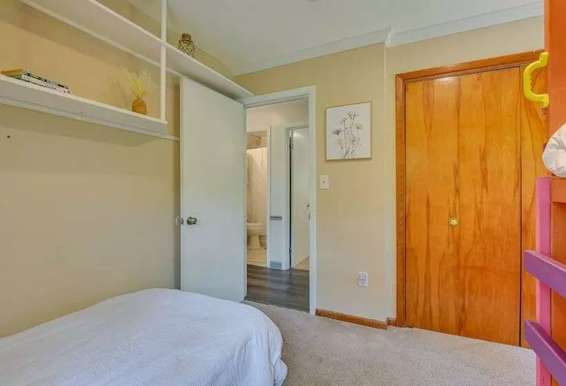 Pasadena Hideaway W/ Game Room & Fire Pit!