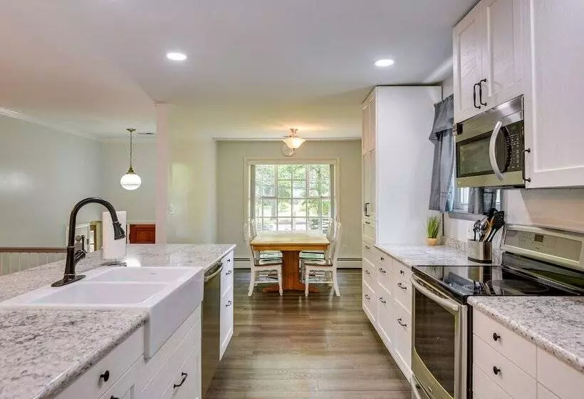 Pasadena Hideaway W/ Game Room & Fire Pit!