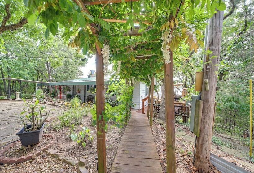 Lakefront Canadian Gem: Hot Tub, Decks & Grills