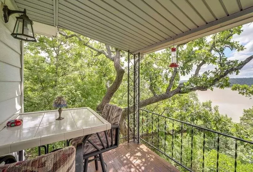 Lakefront Canadian Gem: Hot Tub, Decks & Grills