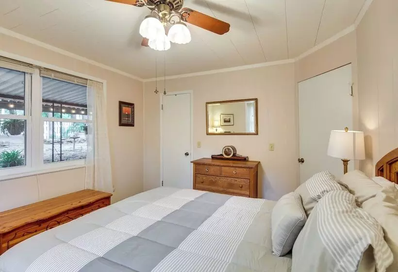 Lakefront Canadian Gem: Hot Tub, Decks & Grills