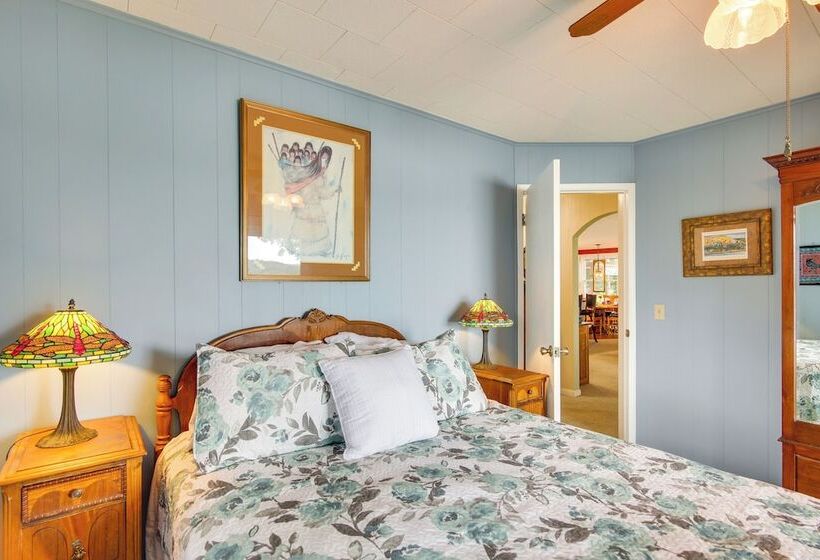 Lakefront Canadian Gem: Hot Tub, Decks & Grills