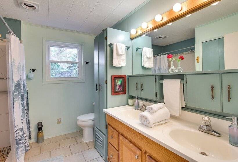 Lakefront Canadian Gem: Hot Tub, Decks & Grills