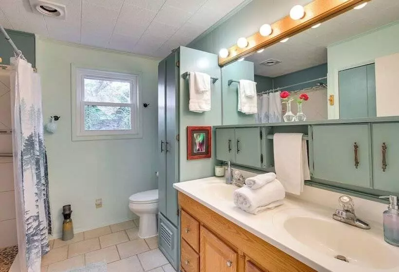 Lakefront Canadian Gem: Hot Tub, Decks & Grills