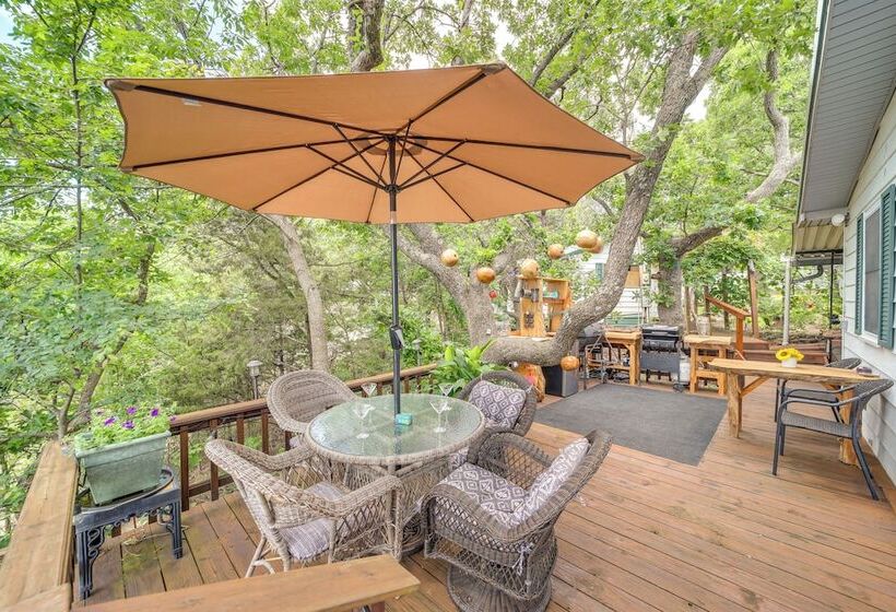 Lakefront Canadian Gem: Hot Tub, Decks & Grills