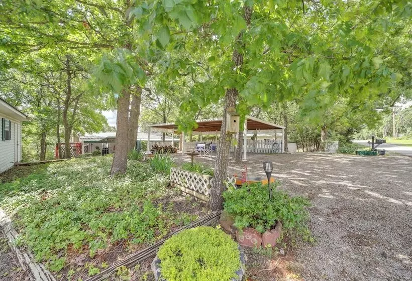 Lakefront Canadian Gem: Hot Tub, Decks & Grills